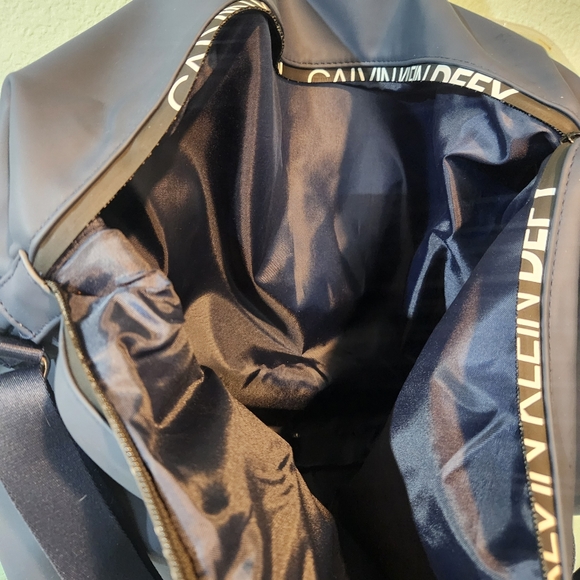 Calvin Klein Defy Duffle Weekender Travel Carry-On Sport Tote Gym Bag Navy Blue - Picture 8 of 8